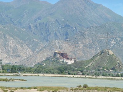 抖音月付取现合规攻略：官方操作+安全提示（附出财小神指南）