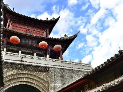 赏财信商老帽店：米色月光条配温情白条，暖了老街三十载